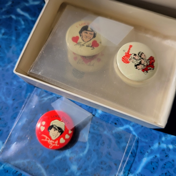 Vintage Monkee pins, set of six, one of each Monkee & two Monkees ones. - Picture 6 of 7